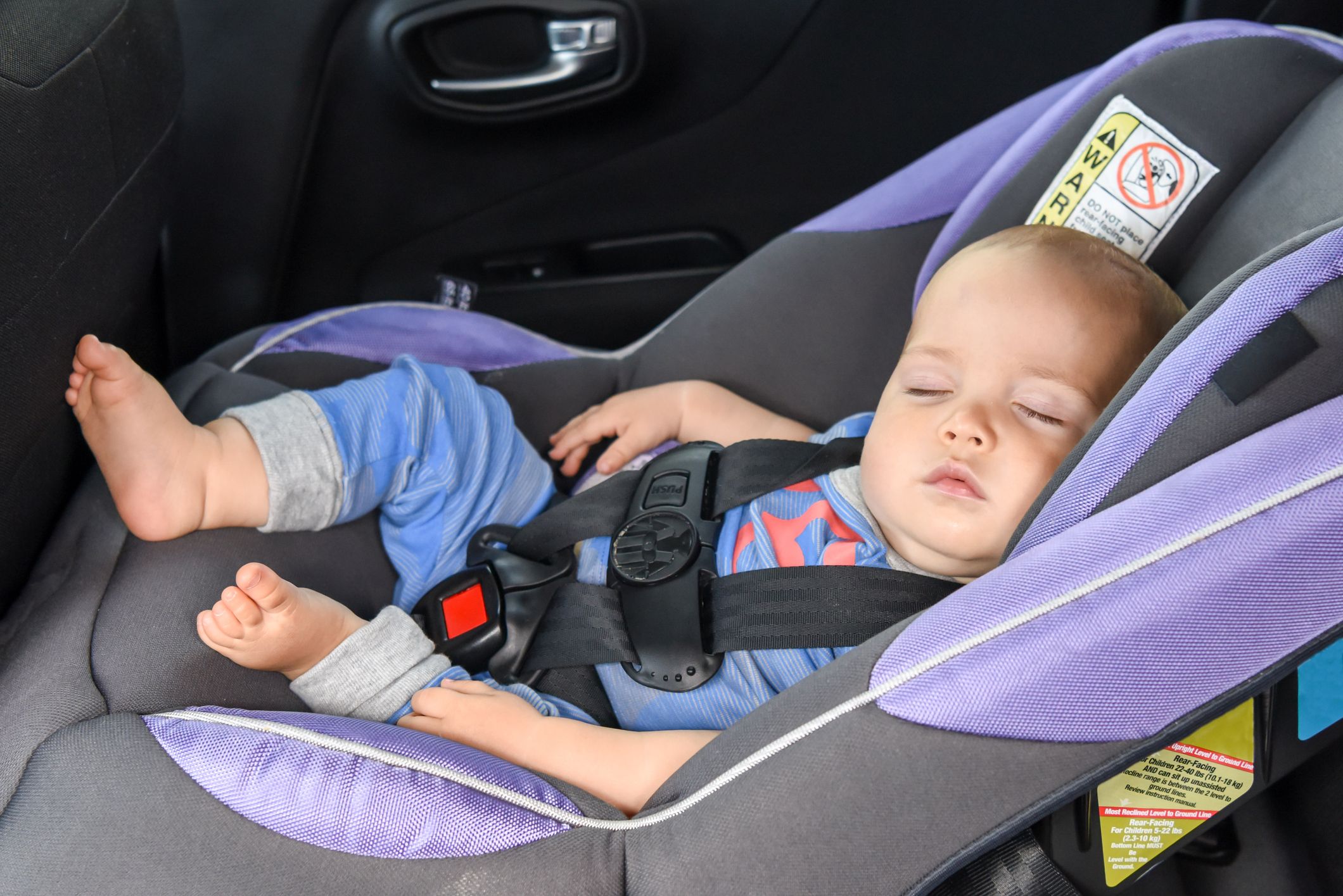 Babys sollten nicht unbeaufsichtigt im Autositz schlafen