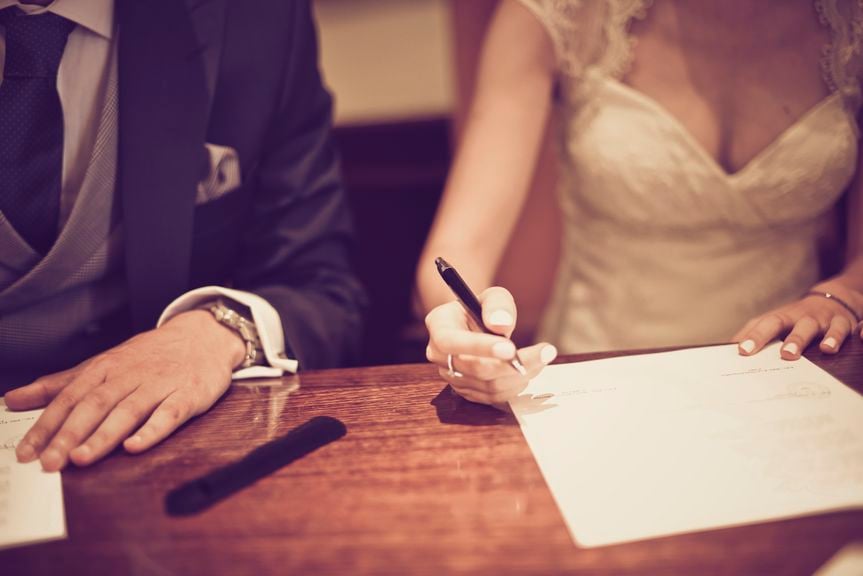 Brautpaar unterschreibt Heiratsurkunde