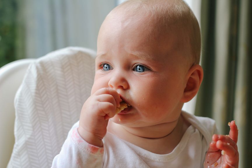 Baby isst mit der Hand