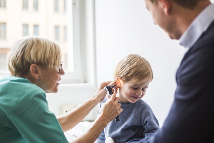 Kinderärztin untersucht einen kleinen Jungen