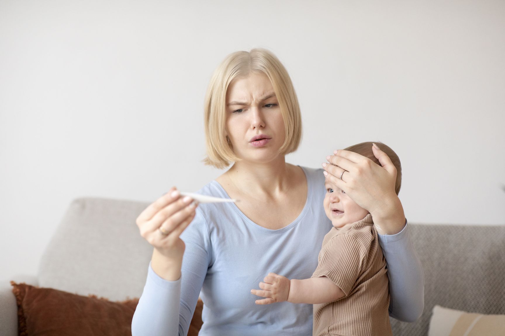 Мама чек чувствительность. Мама и ребенок болеет. Мама проверяет температуру у ребенка. Тест мама тест. Мама чек.