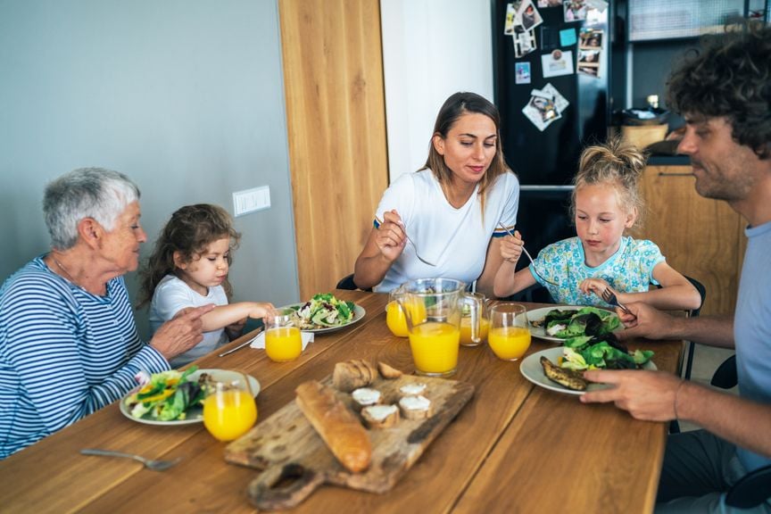 Eltern, Kinder und Grossmutter beim gemeinsamen Essen