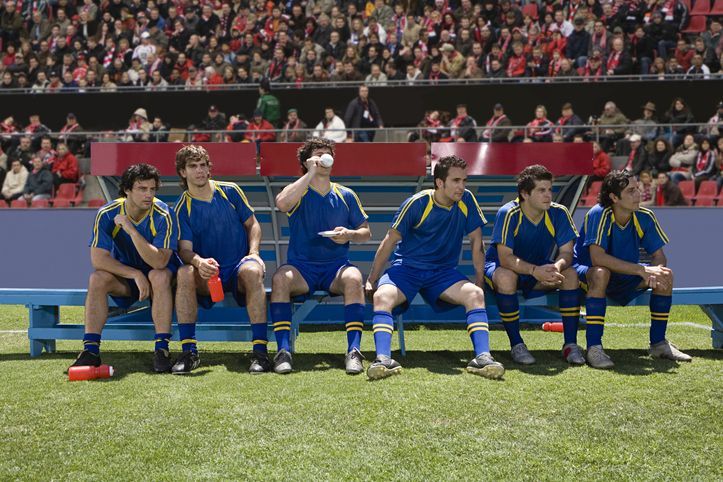 Fussballspieler im Stadion sitzen auf der Bank