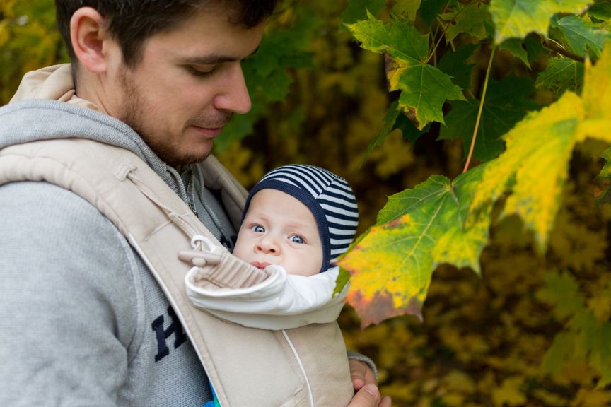 Vater mit Baby im Babytragsack