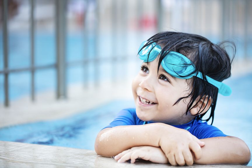 Kind mit Schwimmbrille im Wasser