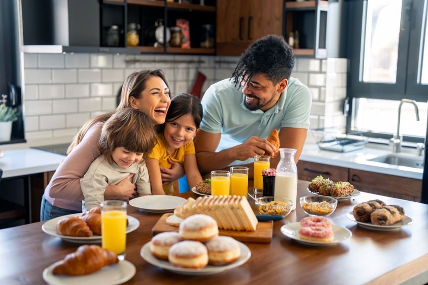 Fröhliche Familie am Frühstückstisch