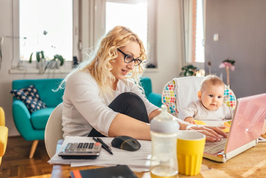 Mutter und Baby mit Laptop 