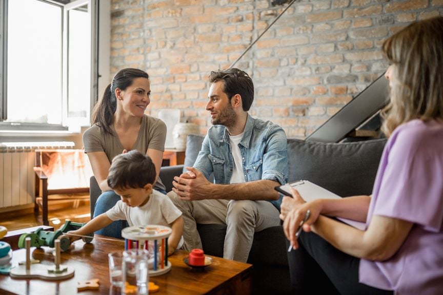 Familienberaterin besucht Pflegefamilie mit Kleinkind