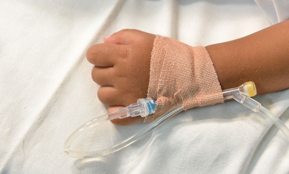 Kinderhand mit einer Infusion