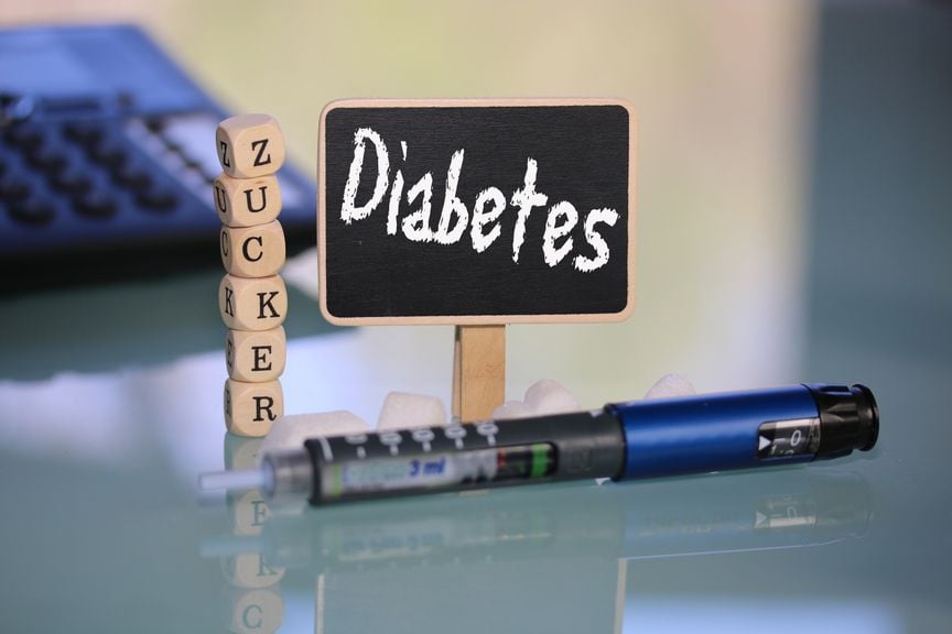 Diabetes Pen mit Tafel und Hinweis
