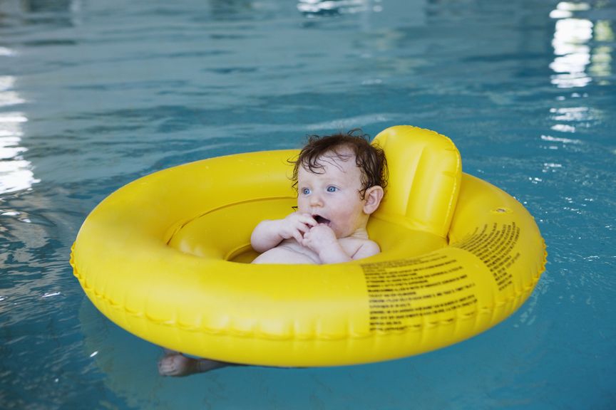 Kind mit Schwimmring
