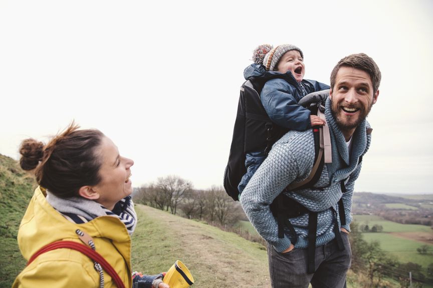 Eltern mit Baby auf einer Wanderung