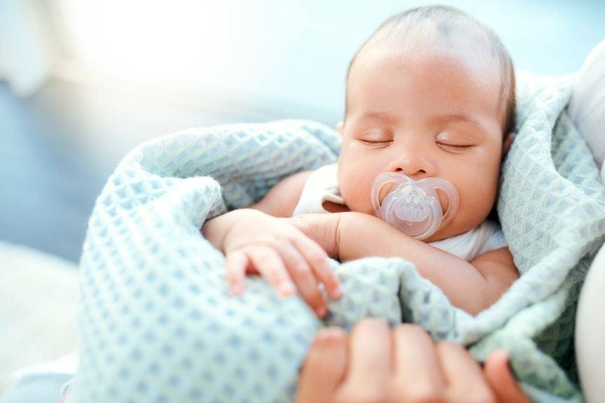 Baby schläft mit Nuggi