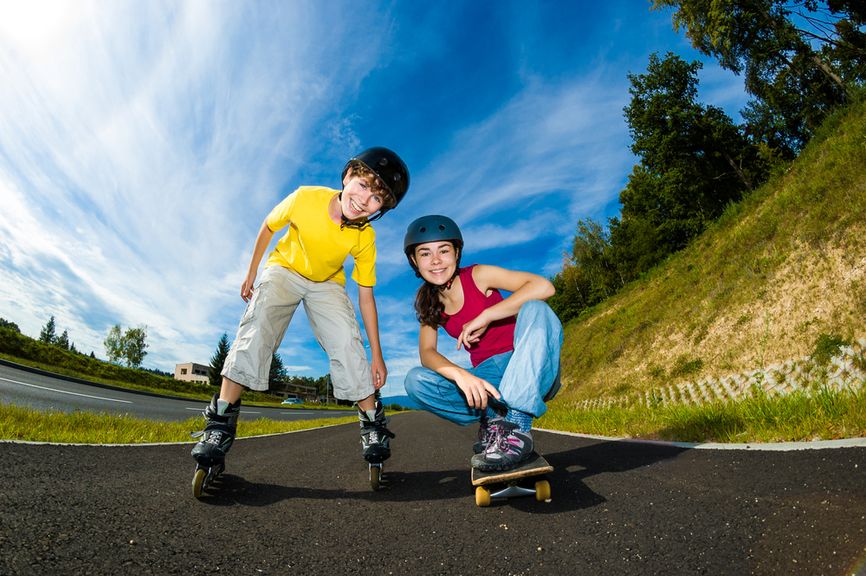 Kinder auf Rädern: Rollschuhe und Rollbrett