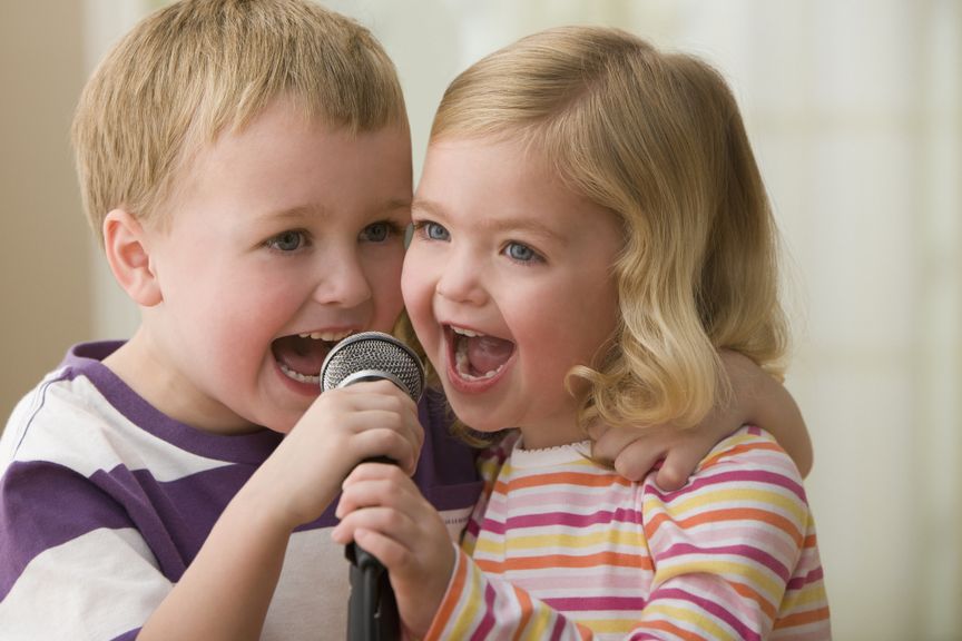 Geschwister singen mit Mikrofon