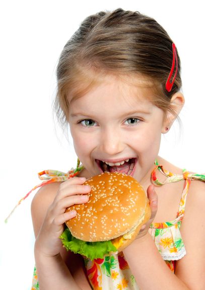 Kind isst Hamburger