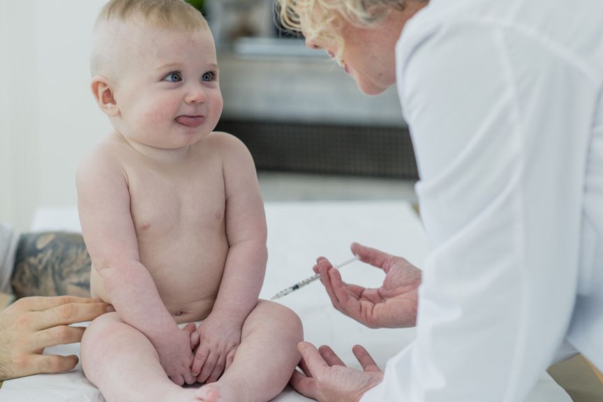Kinderärztin gibt Baby eine Spritze