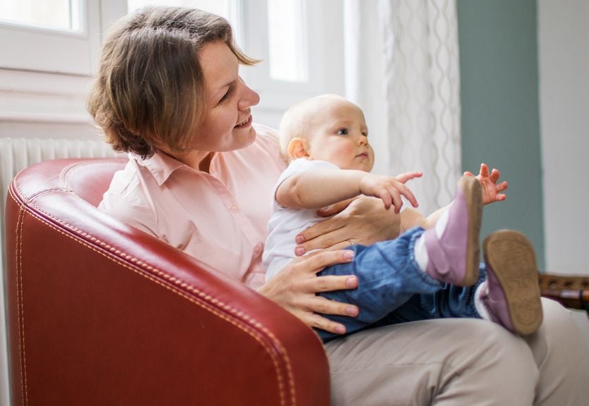 Baby auf dem Schoss der Mutter