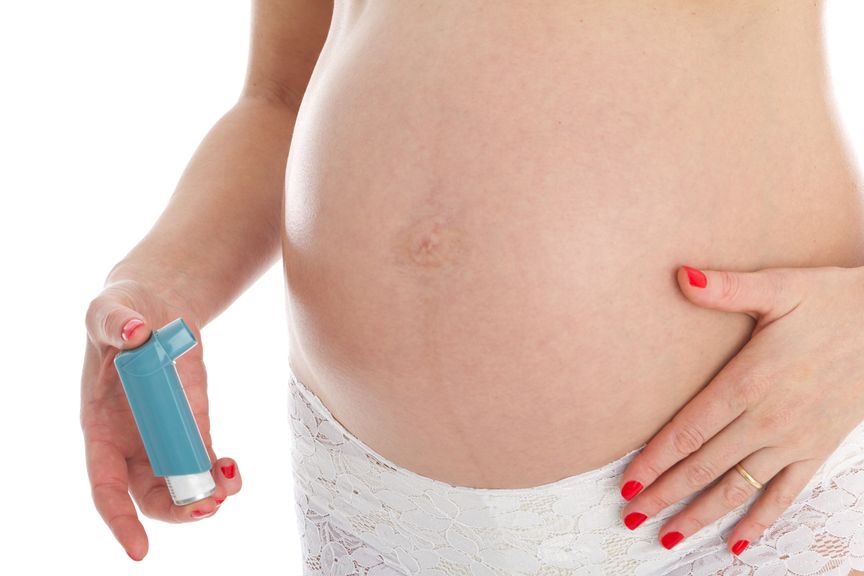 Schwangere mit Asthmainhalator