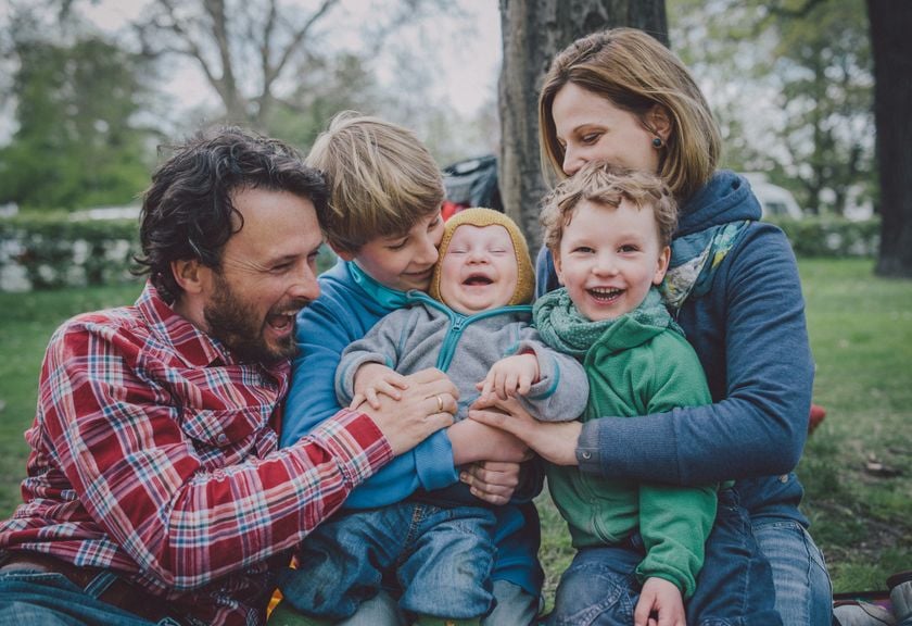 Familie mit drei Kindern im Park