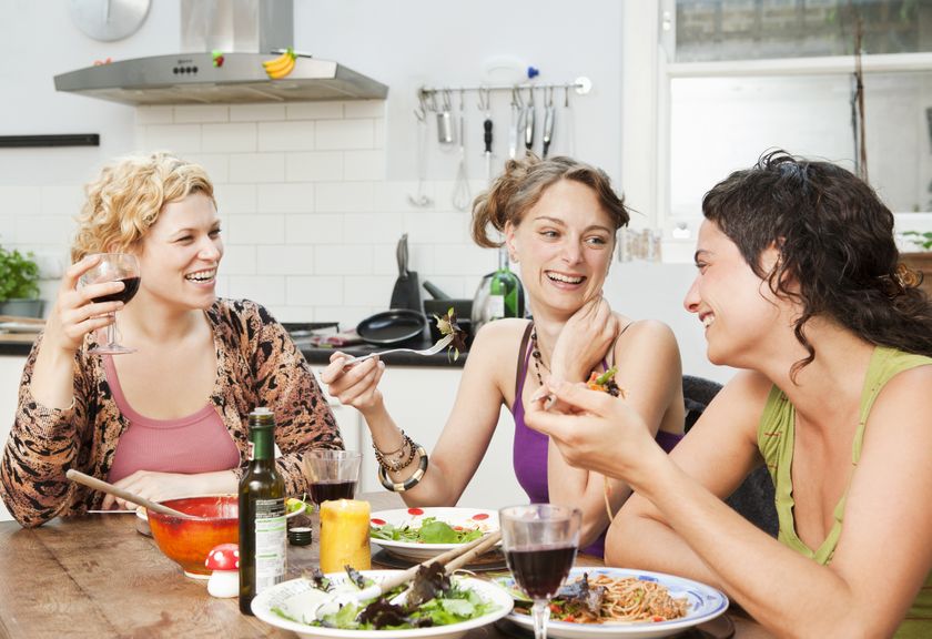 Freundinnen beim gemeinsamen Essen