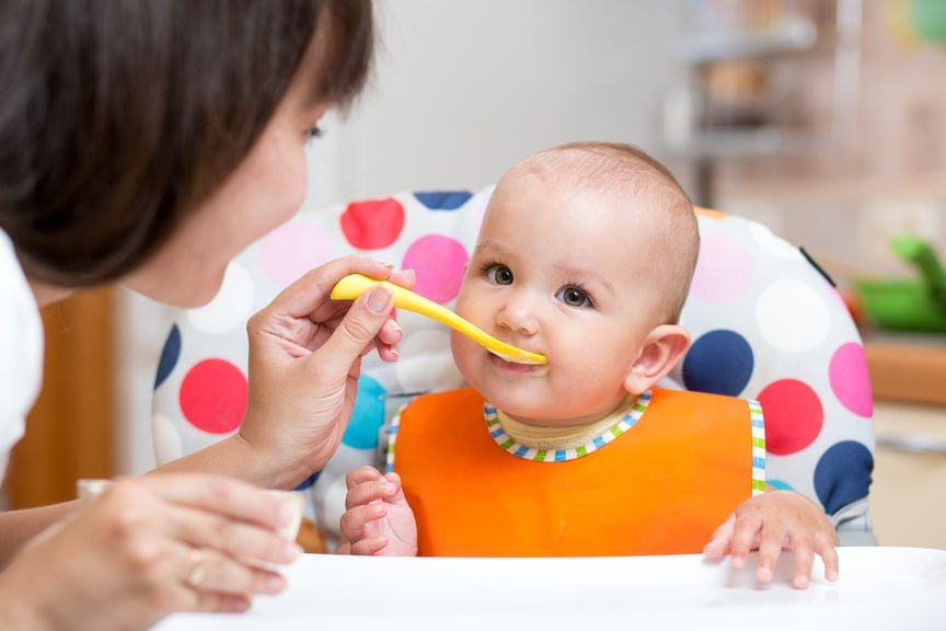 Baby wird gefüttert