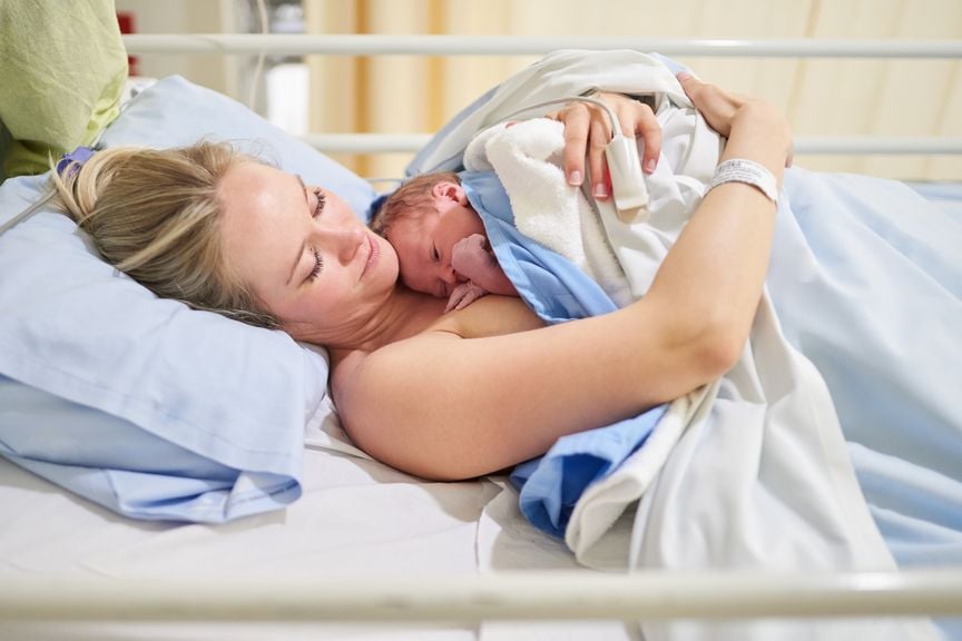 Mutter mit Neugeborenem nach der Geburt