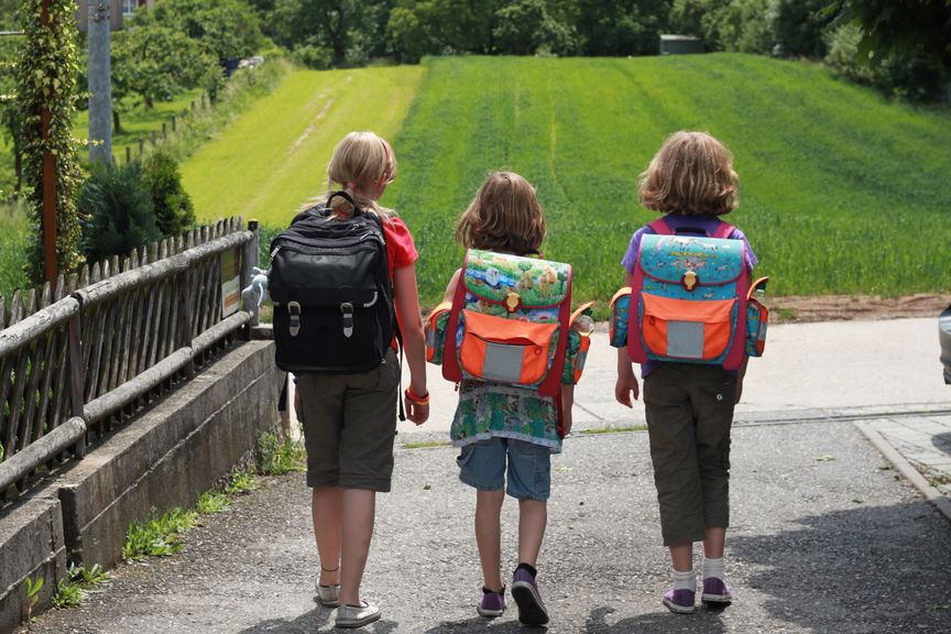 Kinder auf dem Schulweg, von hinten 