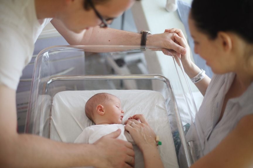 Paar mit Neugeborenem im Spital