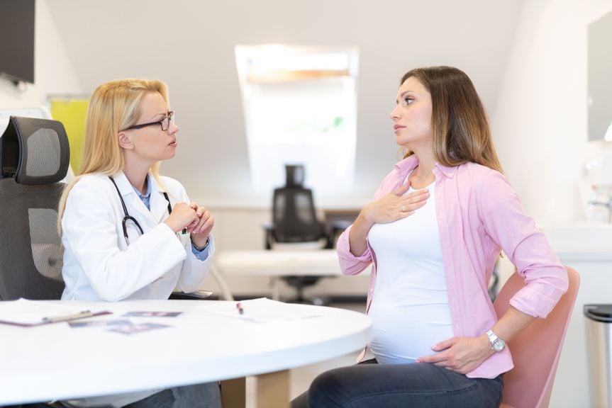 Schwangere mit Brustschmerzen in der Praxis