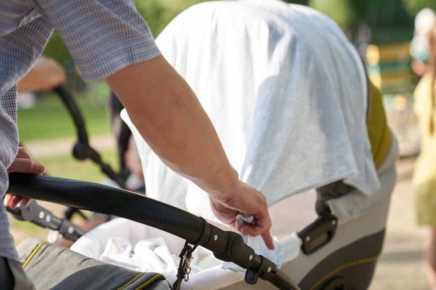 Kinderwagen mit Tuch abgedeckt