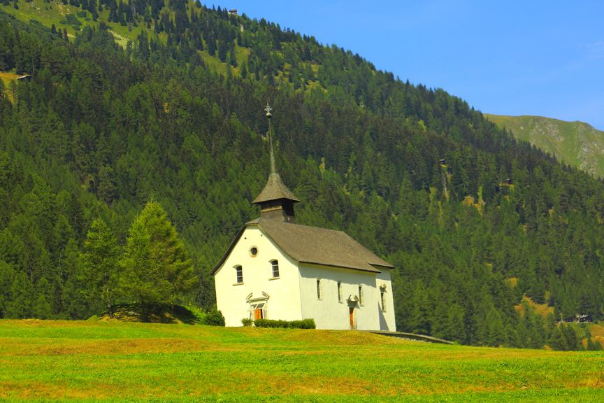 Kleine Kirche in den Schweizer Alpen