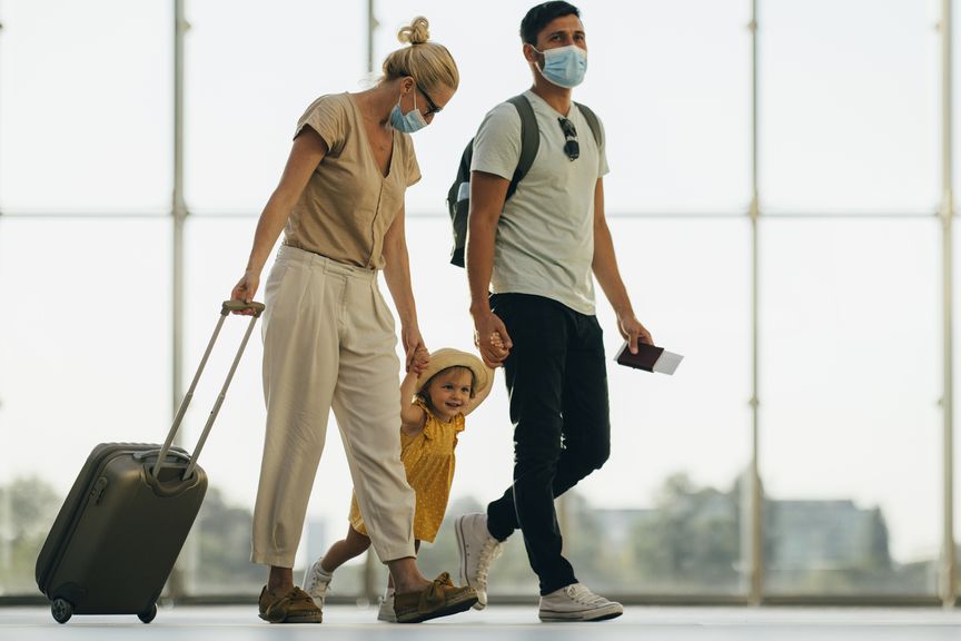 Familie am Flughafen