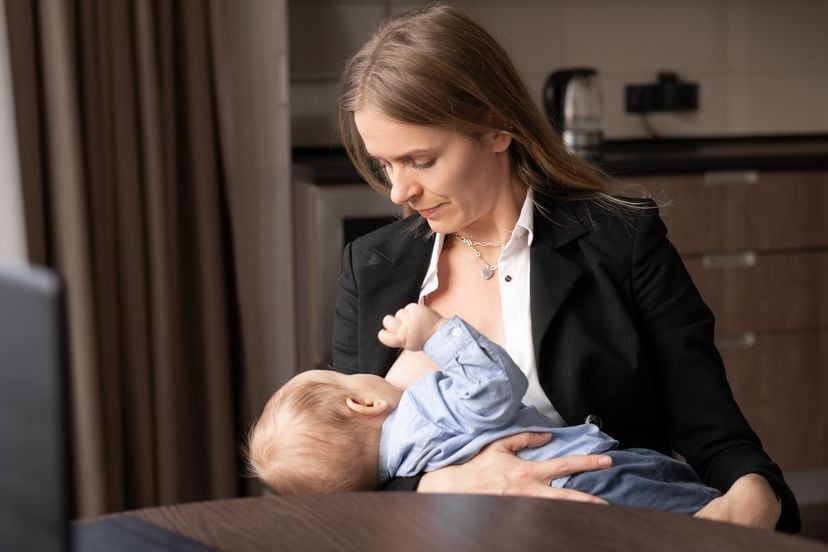 Mutter stillt am Arbeitsplatz