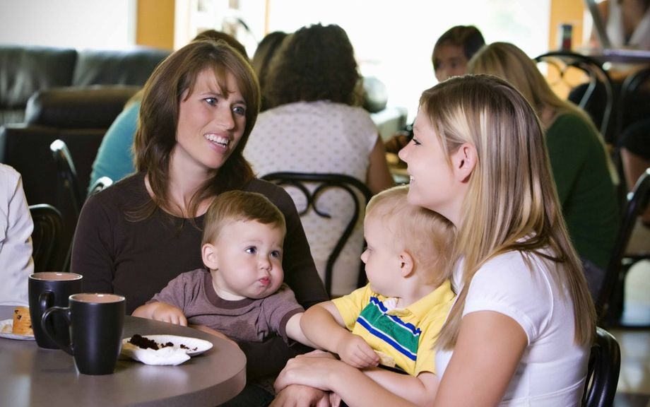 Zwei Mütter mit Babys im Kaffee