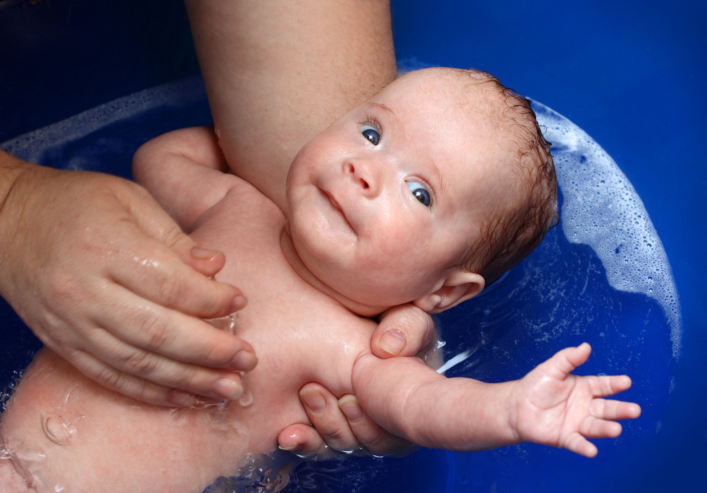 Säugling in der Badewanne