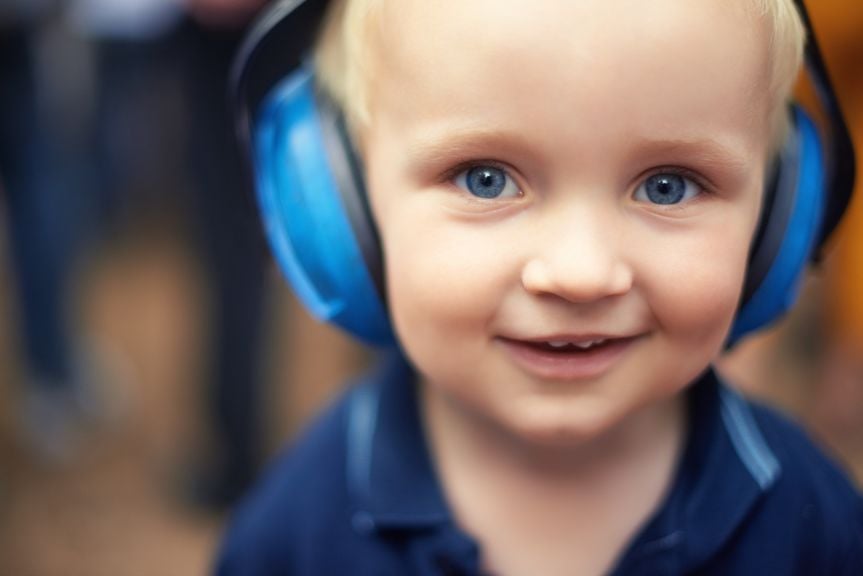 Kind mit Hörschutz