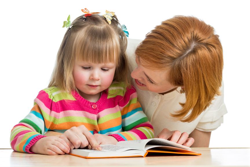 Mutter und Tochter schauen ein Buch an