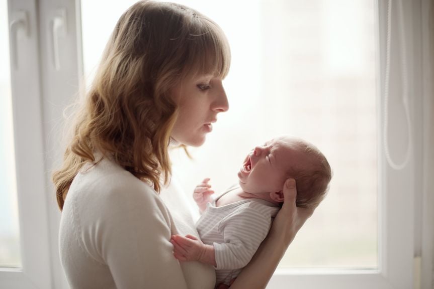 Mutter beruhigt ihr weinendes Baby