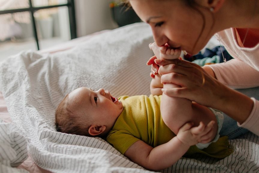 Mutter küsst Babyfüsse