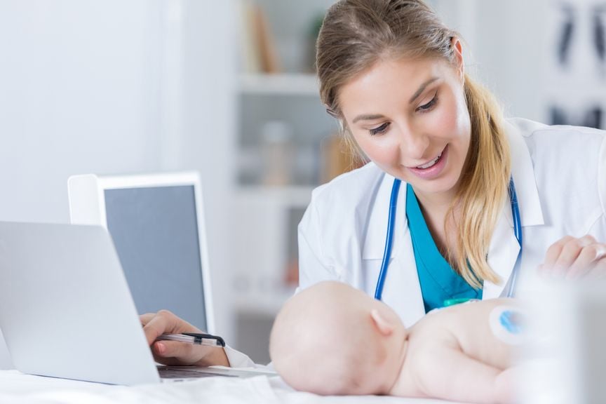 Ärztin untersucht die Herzfunktion eines Säuglings