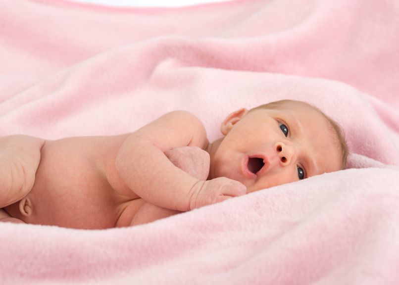 Saäugling auf einer rosa Decke