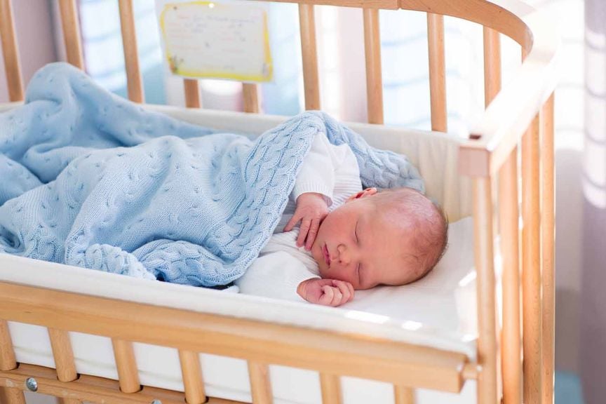 Baby schläft im Beistellbett