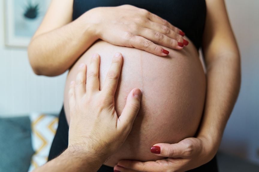 Hände auf dem Bauch der Schwangeren