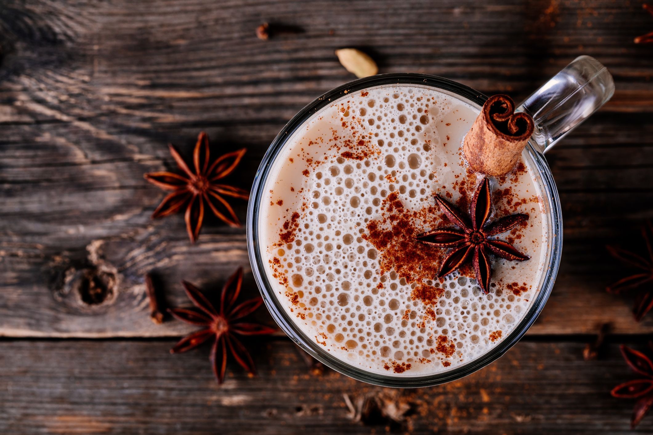 Tasse mit Chai und Gewürzen