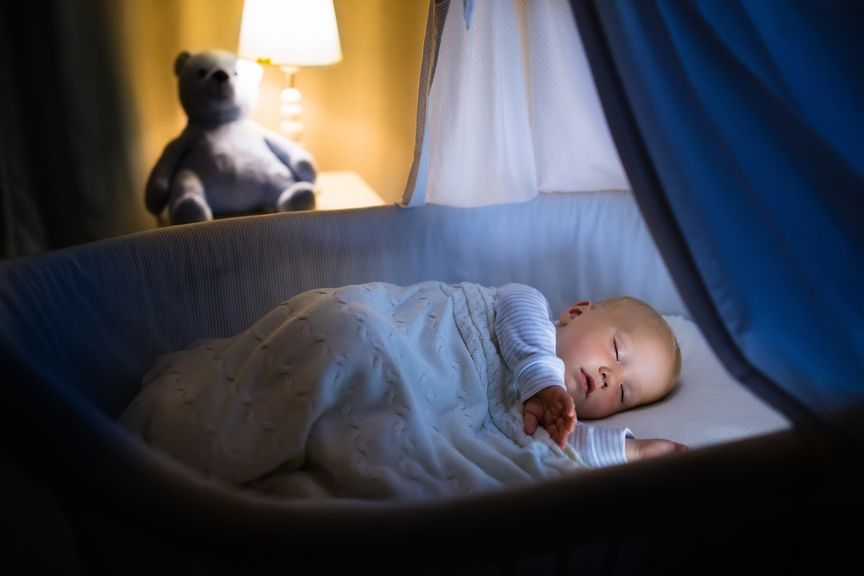 Baby schläft in der Wiege 