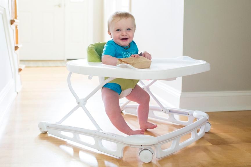 Baby im Lauflerngerät
