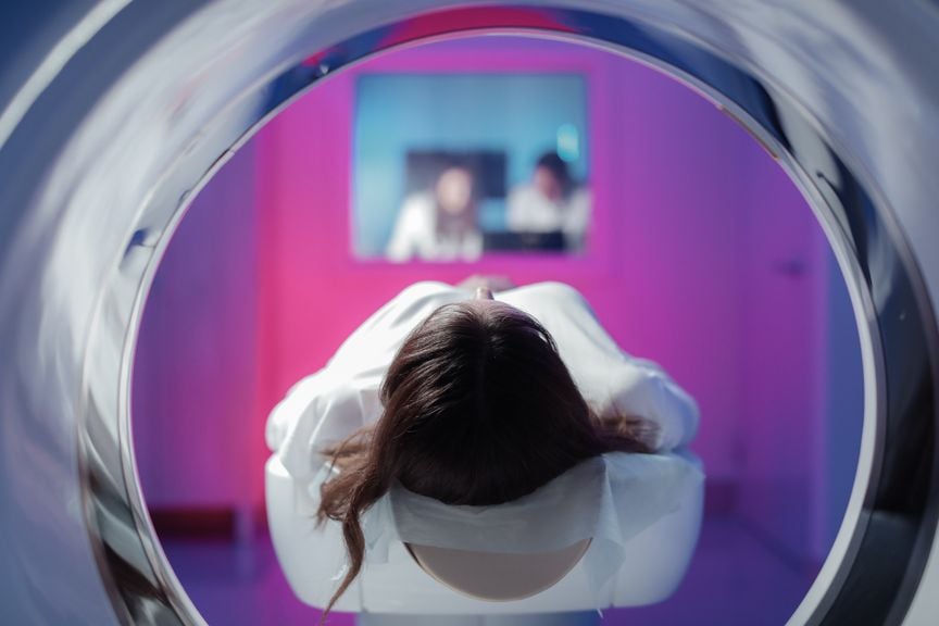 Frau wird für eine Untersuchung in die MRI-Röhre gefahren