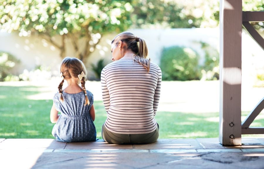 Mutter und Tochter im Garten