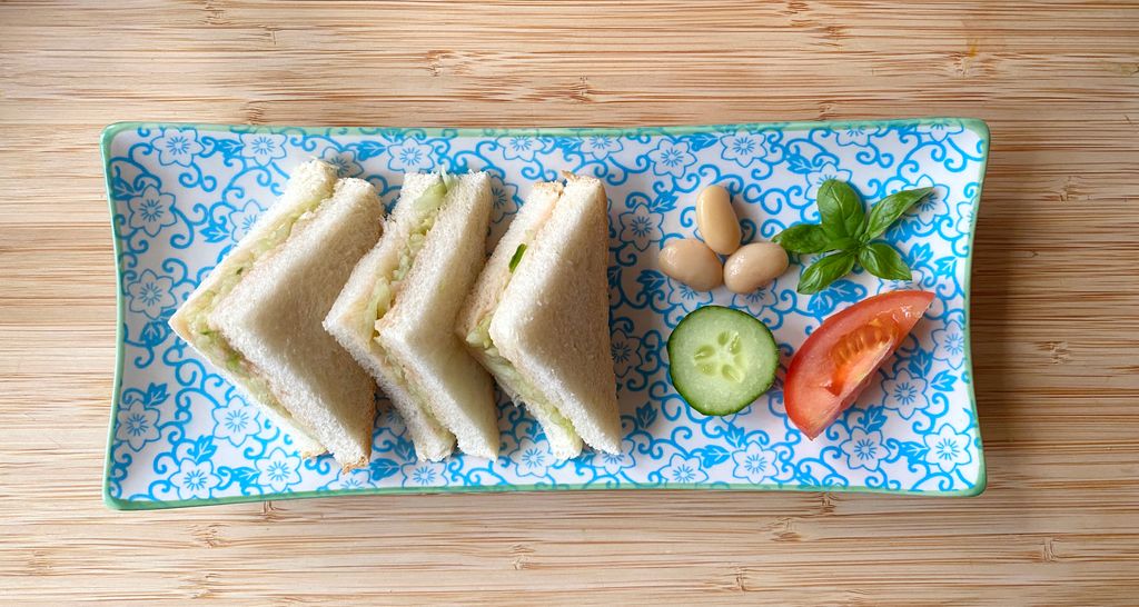 Gurkensandwiches mit Bohnenaufstrich